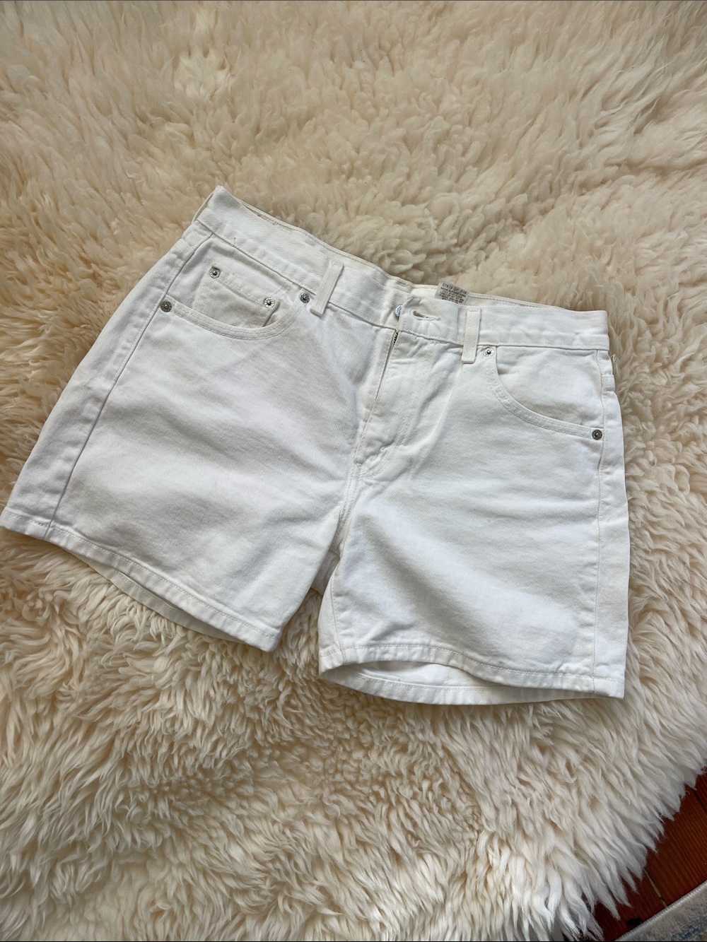 Women’s Vintage 90s white Levi shorts